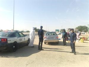رجال الامن يتاكدون من سلامة مركبة لشروط الامن والمتانة