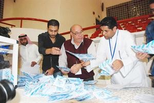 جانب من عملية فرز الاصوات﻿