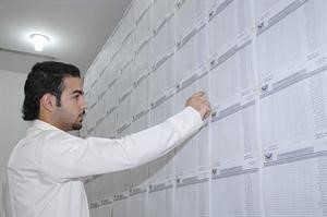 ناخب يبحث عن قيده ضمن كشوفات هيئة الشباب	كرم ذياب﻿