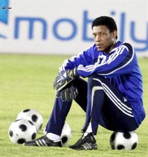 حارس المنتخب السعودي السابق محمد الدعيع سيقابل رئيس اتحاد اللعبة لحسم الامر
