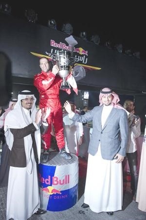 الامير محمد بن فهد يسلم روجيه فغالي كاس البطولة ﻿