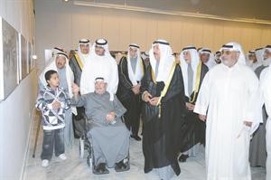 الشيخ جابر العبدالله يطلع على اللوحات المعروضة	 انور الكندري﻿