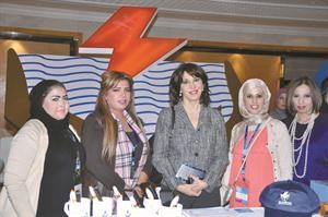 السفيرة الفرنسية ندى يافي مع عدد من مهندسات الكهرباء كرم ذياب