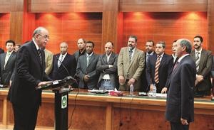 رئيس الحكومة المكلف يؤدي اليمين القانونية امام رئيس المجلس الوطني الانتقالي مصطفى عبدالجليل امسرويترز﻿