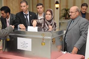 جانب من تصويت المصريين في الانتخابات البرلمانية بالسفارة المصرية امس هاني الشمري
