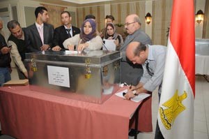 ومواطنة تدلي بصوتها