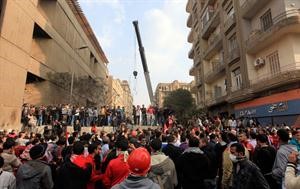 رافعة تقوم ببناء كتل خرسانية في شارع محمد محمود للفصل بين المتظاهرين والامن	 رويترز﻿
