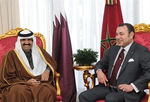 العاهل المغربي محمد السادس مستقبلا امير قطر الشيخ حمد بن خليفة ال ثاني في الرباط امس	اپ﻿