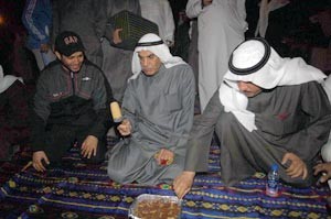 احمد السعدون يمسك بمطرقة اثناء الاعتصام امام قصر العدل مساء امس وبجانبه مسلم البراك