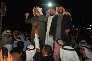 مسلمالبراك مخاطبا الحضور ويبدو مبارك الوعلان