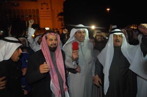 مسلم البراك وخالد الطاحوس ومبارك الوعلان يهتفون متضامنين مع المحتجزين امام قصر العدل