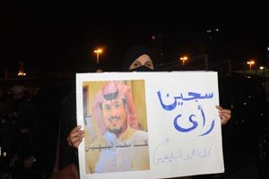 محتجة تعبر عن رايها
