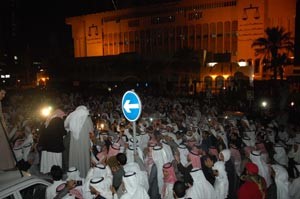 جانب من المعتصمين امام قصر العدل احتجاجا على احتجاز شباب المعارضة