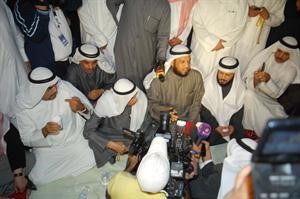 احمد السعدون متوسطا عبدالرحمن العنجري وفلاح الصواغ ودضيف الله ابورمية امام قصر العدل مساء امس الاول