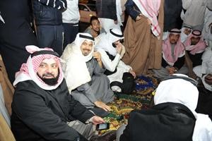 دوليد الطبطبائي مشاركا النواب الاعتصام امام قصر العدل مساء امس الاول