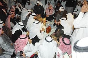 دفيصل المسلم مع الحضور اثناء الاعتصام امام قصر العدل محمد ماهر
