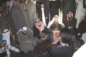 جانب من النواب اثناء اعتصامهم امام قصر العدل امس محمد ماهر