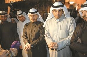 خالد الطاحوس مكبلا يديه مع بعض النشطاء احتجاجا على احتجاز شباب المعارضة