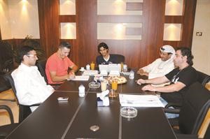 ضيف ديوانية الانباء علي مقصيد مع الزملاء سمير بوسعد ومبارك الخالدي واحمد حسين وابراهيم مطر﻿