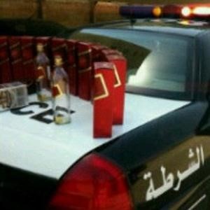 زجاجات الخمر المضبوطة فوق سيارة الشرطة﻿