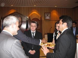 المزين متحدثا مع بعض الحضور في حفل العشاء