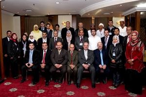 سالم العازمي مع المشاركين في البرنامج التدريبي للوقاية من الانشطة النووية والاشعاعية﻿