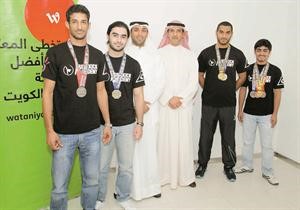 عبدالعزيز البالول متوسطا المكرمين
