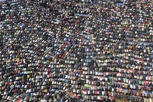 مئات الالاف من المتظاهرين يؤدون صلاة الجمعة في ميدان التحرير امس رويترز