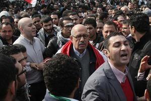 دمحمد البرادعي خلال مشاركته في مليونية ميدان التحرير امس اپ