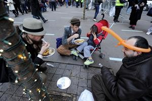 متظاهرو وول ستريت يتناولون طعام عيد الشكر