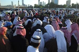 حشود من المتضامنين مع المتهمين امام قصر العدل صباح امس﻿