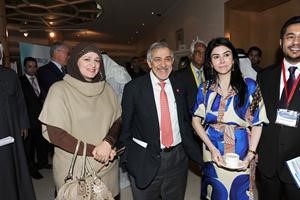 دهلال الساير متوسطا دافراح الصراف والزميلة حنان عبدالمعبود﻿