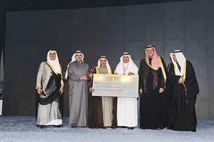 الشيخ سلمان الحمود وماياد الخرافي ودعمر البناي يسلمون الجوائز 	متين غوزال﻿