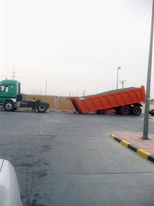 القاطرة وقد انفصلت عن المقطورة﻿