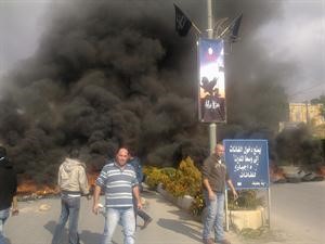 لبنانيون يحرقون الاطارات ويقطعون الطريق بين البقاع وبعلبك احتجاجا على غلاء اسعار المازوتمحمود الطويل