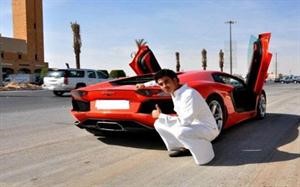 السيارة بجانب السعودي﻿