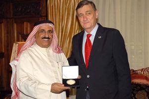 السفير سعود الرومي يقدم هدية تذكارية الى دهيرمز بينير
