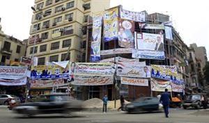 انتشار اللافتات الدعائية للمرشحين قبيل المرحلة الاولى للانتخابات التشريعية في مصر 	افپ﻿