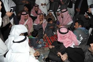 مسلم البراك واحمد الشريعان اثناء اعتصامهما امام قصر العدل مساء اول من امس﻿