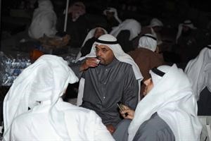 عبدالرحمن العنجري يحتسي القهوة اثناء الاعتصام﻿