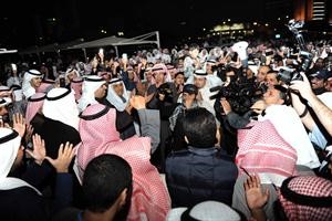خالد الطاحوس مشاركا الحضور شيلة شارك بها المعتصمون تدعو للافراج عن المحتجزين﻿