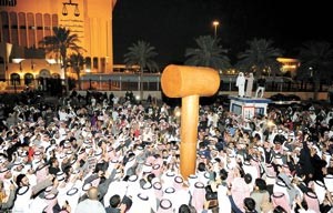 مطرقة عملاقة جلبها المتضامنون مع المحتجزين لدى اعتصامهم امام قصر العدل مساء امس في اشارة رمزية لرغبتهم في اطلاق سراحهم	متين غوزال