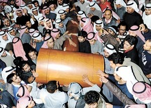 المتضامنون مع المحتجزين جلبوا مطرقة عملاقة لدى اعتصامهم امام قصر العدل مساء امس في اشارة رمزية لرغبتهم في اطلاق سراحهم