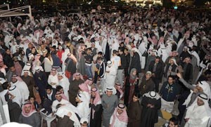 جموع غفيرة من المتضامنين مع المحتجزين يعتصمون امام قصر العدل		متين غوزال - سعود سالم