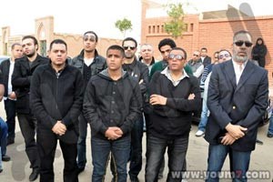 محمد فؤاد يتوسط بعض المشيعين