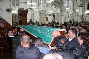 الجثمان لدى اداء صلاة الجنازة عليه