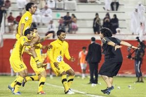 مدرب الوصل الاسطورة دييغو مارادونا يحتفل مع لاعبيه بعد الفوز
