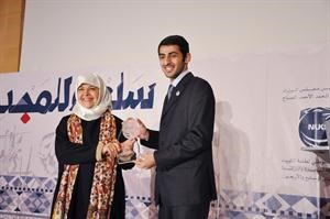 د نسيبة المطوع تتسلم تكريمها﻿