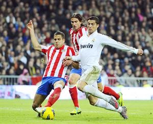 نجم ريال مدريد كريستيانو رونالدو ابدع كعادته امام اتلتيكو مدريد وسجل هدفين لينفرد بصدارة الهدافين افپ
