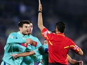 لاعب برشلونة بيكيه يعترض على حكم المباراة 
